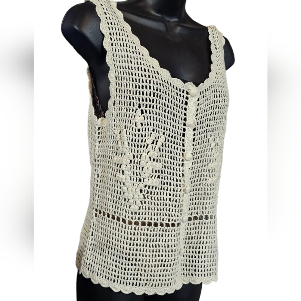 Clio Linen Blend Crochet Sleeves Top With Scallop Trim - Picture 3 of 6